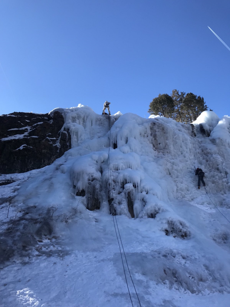 				 V drugem delu vaje so se osredinili na ledno plezanje v mestu Ouray, ki leži na 2375 metrov nadmorske višine. Foto Jaka Bizjak			