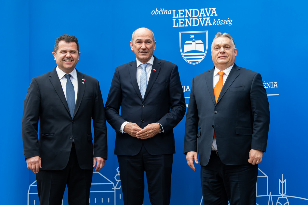 				Srečanje obeh predsednikov vlad se je odvijalo v mestni hiši v Lendavi, župan Lendave Janez Magyar, Janez Janša in Viktor Orba, foto KPV			
