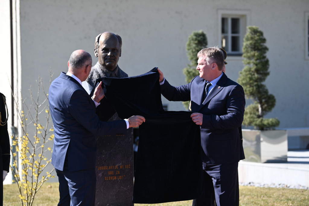 				Predsednik vlade Janez Janša je skupaj s sinom dr. Jožeta Pučnika Gorazdom Pučnikom doprsni kip tudi slovesno odkril. Foto KPV			