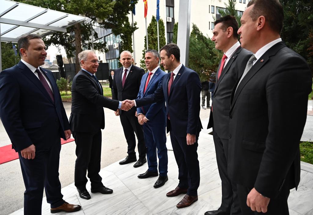 				Dvostransko srečanje ministrov za notranje zadeve Slovenije Aleša Hojsa in Severne Makedonije Oliverja Spasovskega (foto: Twitter)			