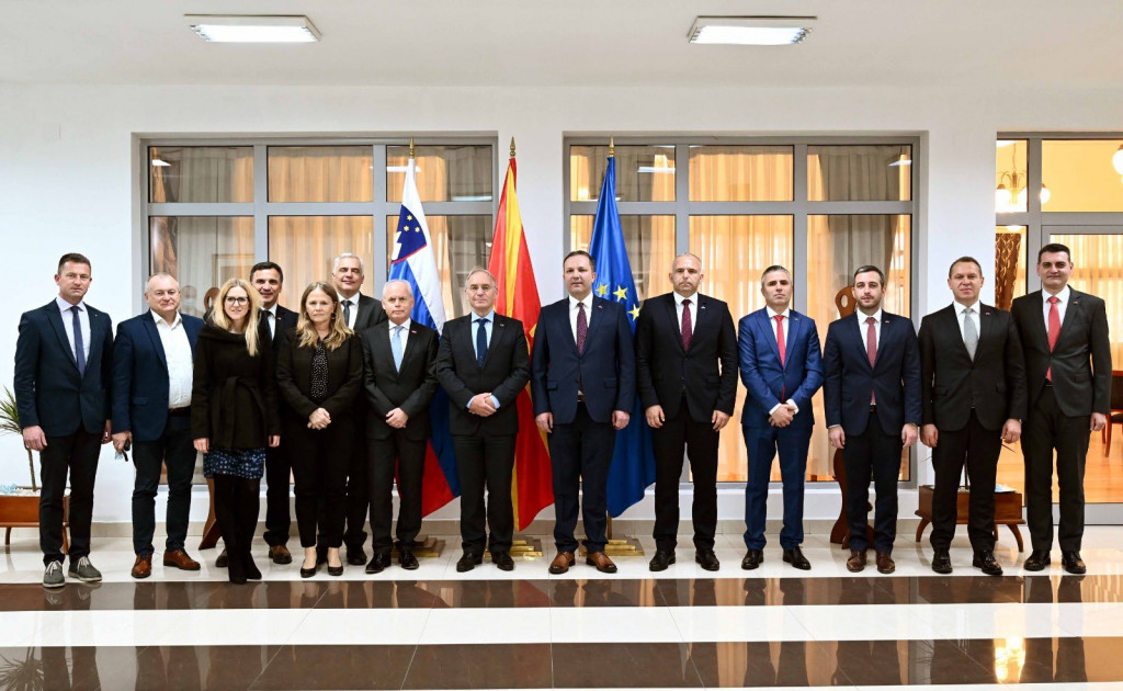 				Dvostransko srečanje ministrov za notranje zadeve Slovenije Aleša Hojsa in Severne Makedonije Oliverja Spasovskega (foto: Twitter)			