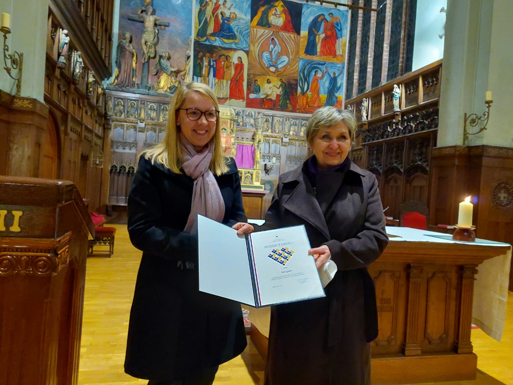 				Ministrica je na srečanju podelila tudi posebno priznanje za dolgoletno požrtvovalno delo v slovenski skupnosti v Berlinu ter aktivno sodelovanje v Slovenski katoliški misiji gospe Veri Gabor			