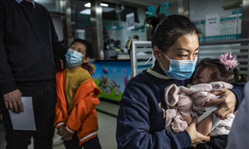 Otroci se pripravljajo na cepivo proti COVID-19 na mestu za cepljenje v Wuhanu na Kitajskem, 18. novembra 2021. (Getty Images)
