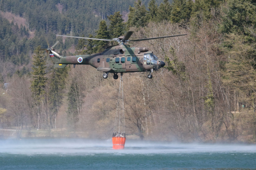 				Z obsežnim gozdnim požarom na Potoški gori in Babi v občini Preddvor se poleg gasilcev borijo tudi s helikopterji Slovenske vojske in hrvaškim canadairjem CL-415 | Avtor Borut Podgoršek			