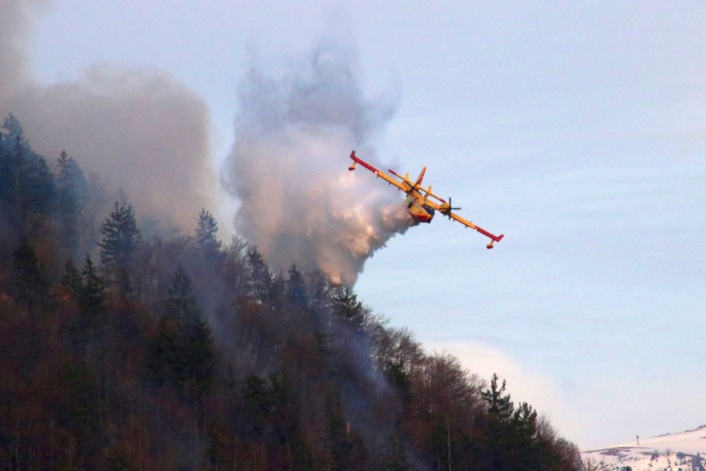 				Pri gašenju obsežnega gozdnega požara so Hrvatje v pomoč poslali letalo canadair CL-415 | Avtor Borut Podgoršek			
