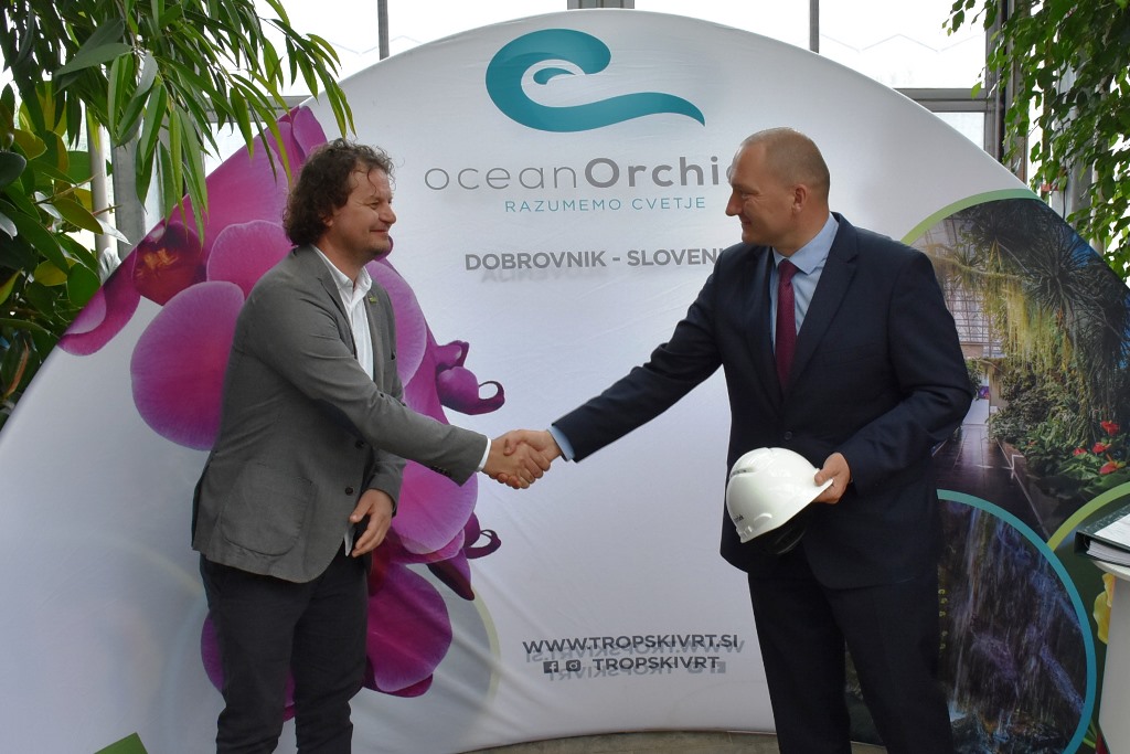 				Minister dr. Jože Podgoršek in direktor podjetja Ocean Orchids Roman Ferenčak | Avtor Ministrstvo za kmetijstvo, gozdarstvo in prehrano			