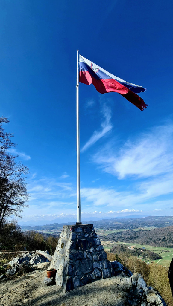 
				Zastava in razgledna točka na Ostrem vrhu nad Čušperkom			