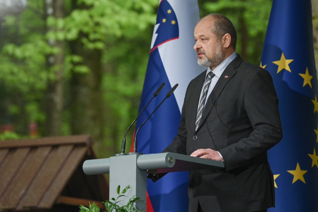 				Predsednik državnega sveta Alojz Kovšca med svečanim nagovorom na proslavi na Mali gori pri Ribnici, foto KPV			