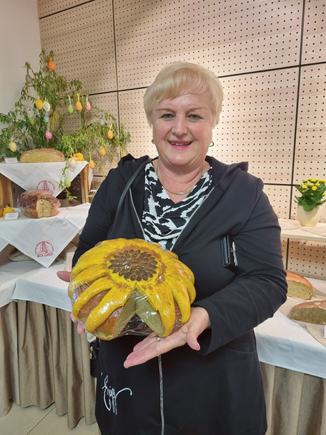 				Kruh v podobi sončnice je delo Anice Brulc, ki je na ocenjevanju sodelovala prvič in je zanj prejela vse možne točke.			
