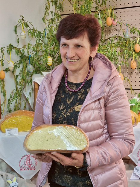 				Mari Jakše je za beli pšenični kruh prejela vse točke in še plaketo za tri zaporedna zlata priznanja za isto vrsto kruha. 			