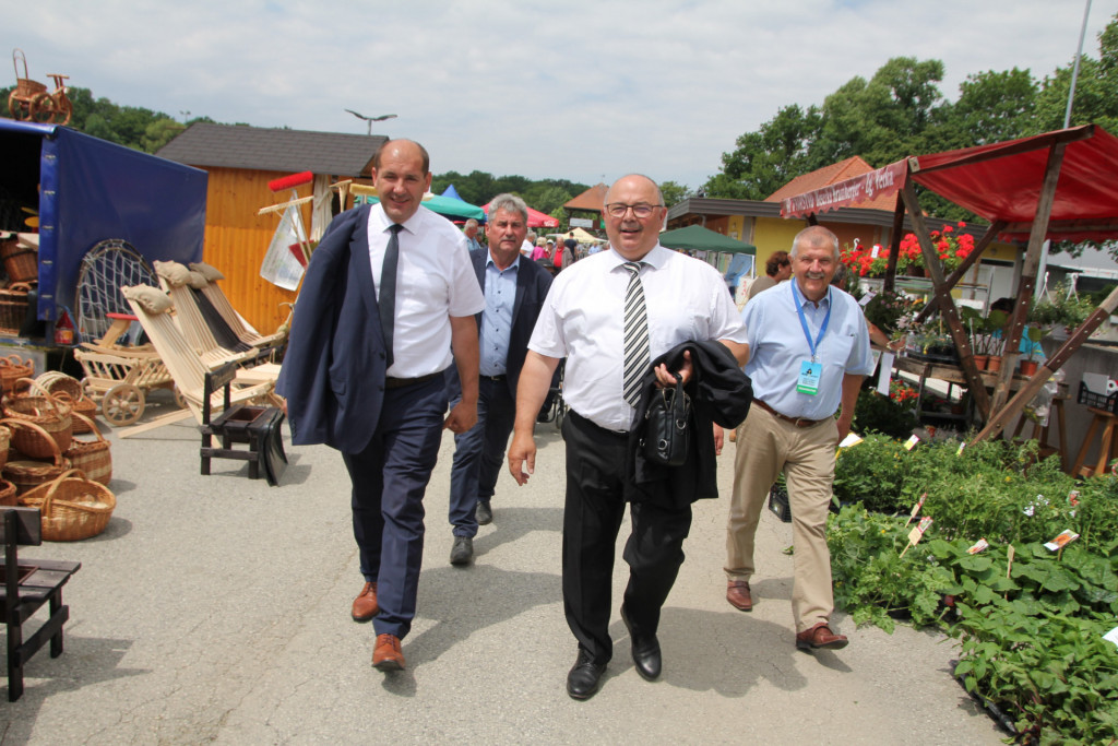 
				Sejem so si za zanimanje ogledali (od leve) župan občine Lenart mag. Janez Kramberger, direktor KGZ Ptuj Andrej Rebernišek in direktor KOS Franc Lovrenčič.			