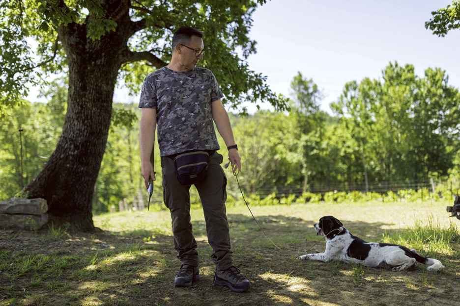 				Dejan Kozlovič z izurjenim psom pri iskanju tartufov. (Fotografije: Jaka Ivančič)			