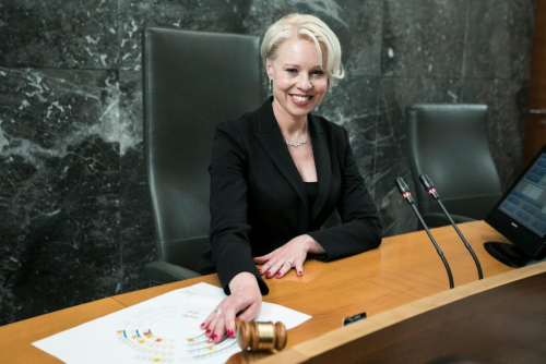 44-letna predsednica DZ Urška Klakočar Zupančič je magistra pravnih znanosti, od leta 2008 je bila sodnica na Okrajnem sodišču v Ljubljani.