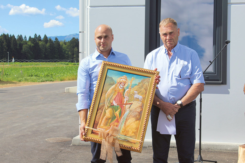 				Oče Slavko je sinu Klemenu podaril sliko sv. Klemena.			