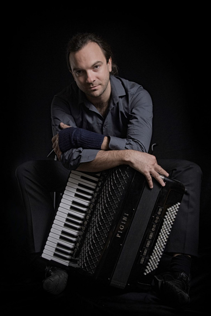 
				Marko Hatlak je slovenski harmonikar z bogato kariero in številnimi mednarodnimi projekti in nam je dobro poznan tudi kot član skupine Terrafolk. (Foto: Marko Hatlak osebni arhiv)			