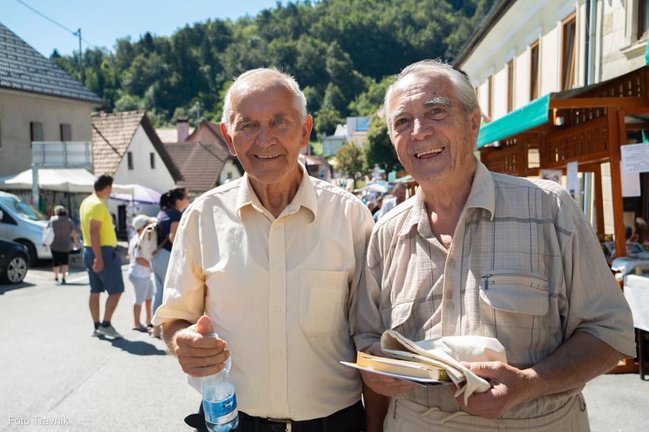 Sejem sta si tudi letos ogledala Pavel Groznik (levo), prvi nadzornik turističnega društva in Franc Godeša, častni član društva in častni predsednik občinske turistične zveze.<br>
<br>
 