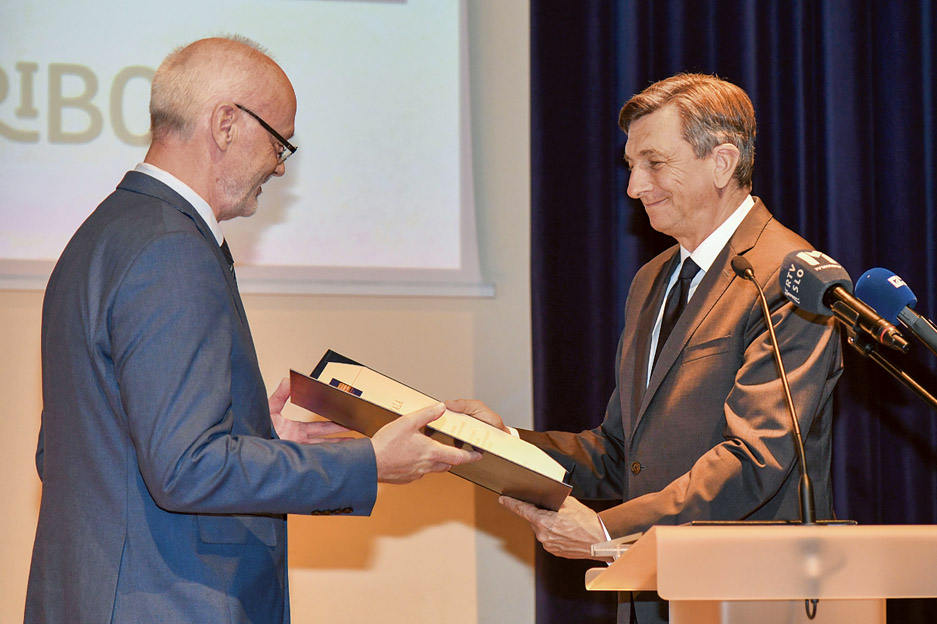 				Predsednik republike je ravnatelju Antonu Krajncu izročil zahvalo ob 150. obletnici šole.			