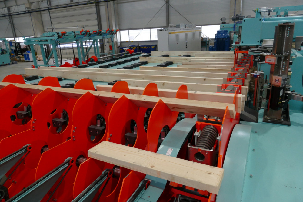 
				Linija je plod inženiringa, ki združuje ključne stroje za obdelavo lesa v celovito proizvodnjo linijo. (Foto: Ledinek)			