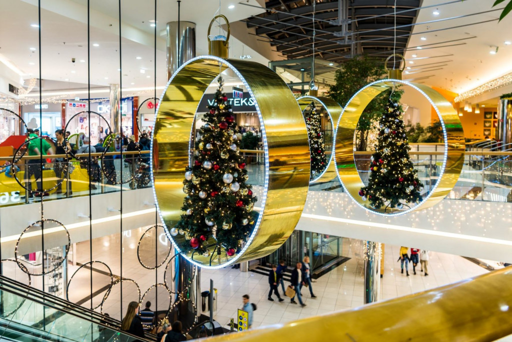 
				Vabljeni, da si ogledate številne svetleče okraske v notranjosti centra in občudujete prav posebne lestence, ki bodo pričarali čarobno vzdušje božično-novoletnih praznikov. (Foto: Robert Krumpak)			