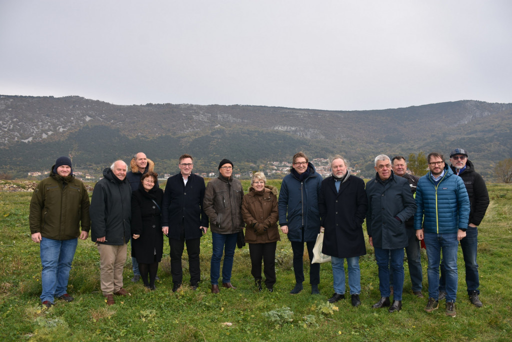 V drugem delu obiska si je ministrica na povabilo agrarne skupnosti iz Trsta na terenu ogledala primere delovanja agrarnih skupnosti v Italiji.