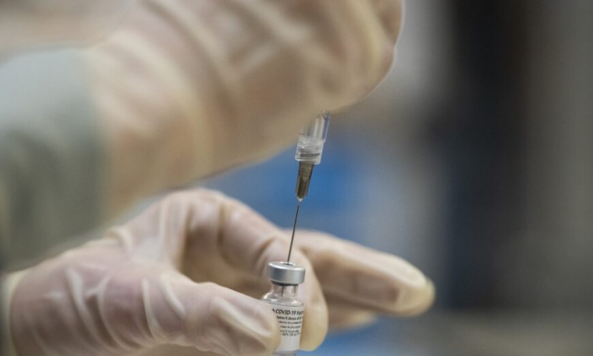Zdravstveni delavec pripravlja odmerke cepiva Pfizer proti COVID-19 v Portlandu, Oregon, na fotografiji datoteke.  (Nathan Howard/Getty Images)