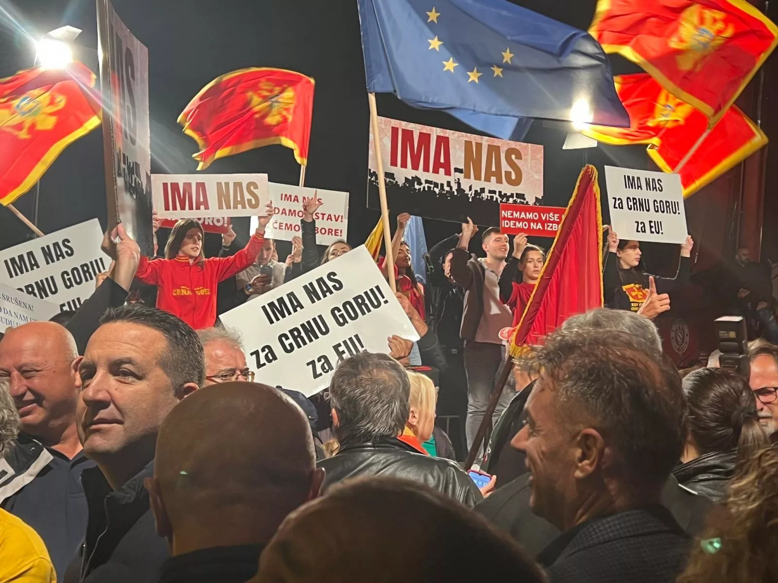 Protest u Crnoj Gori: Ima nas, crnogorske zastave 'prekrile' Podgoricu