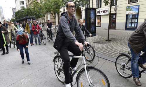 Malo na Braču, malo na bolniški, malo na protestih, plača 3 jurje, a poglejte, kolikšno volilno podporo so izmerili Galetu?!